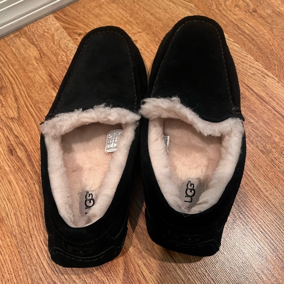 Men's Ugg Slippers - Picture 5 of 9